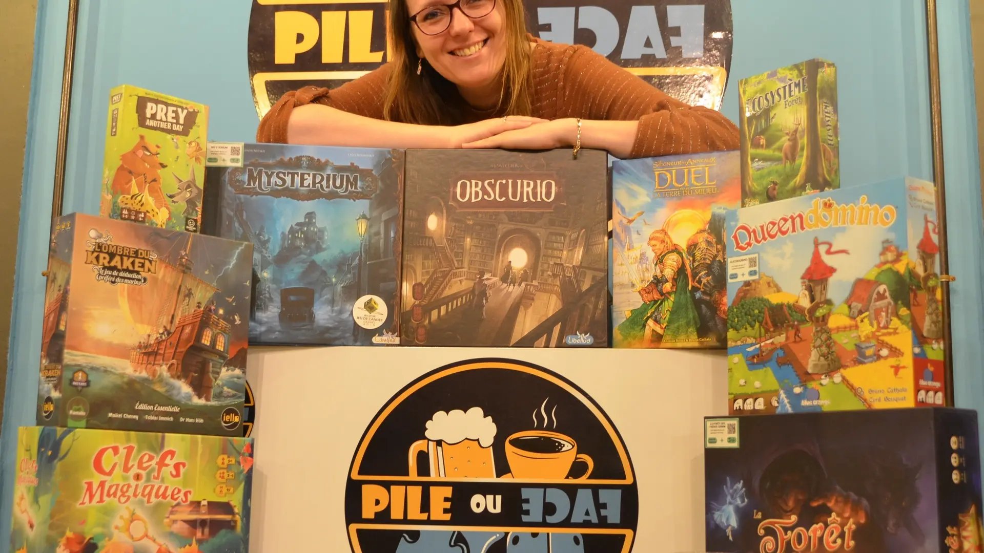 Audrey autour de jeux et du logo Pile ou Face