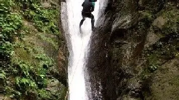 Canyoniste descendant en rappel la cascade à Bénéttant
