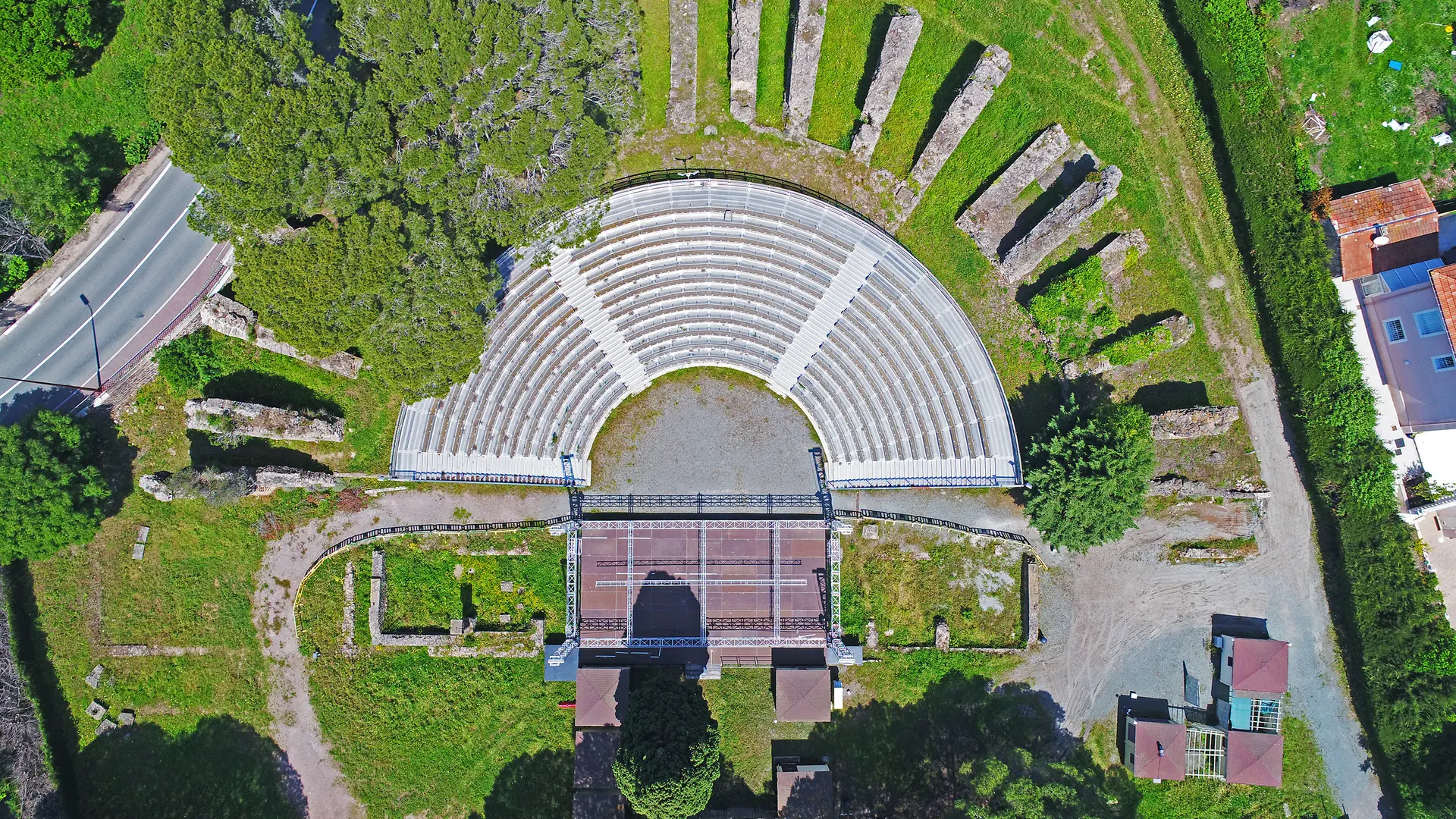 Vue aérienne sur le théâtre romain Fréjus