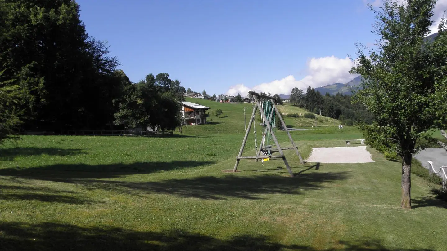 Terrain pétanque plus jeu de boules, portique balançoires avec siège bébé, et bancs.Sous la responsabilité des parents.
