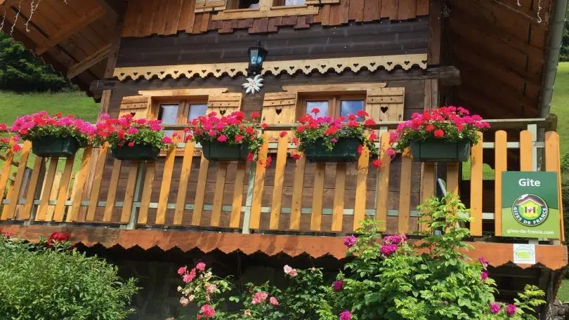 Chalet fleuri l'été