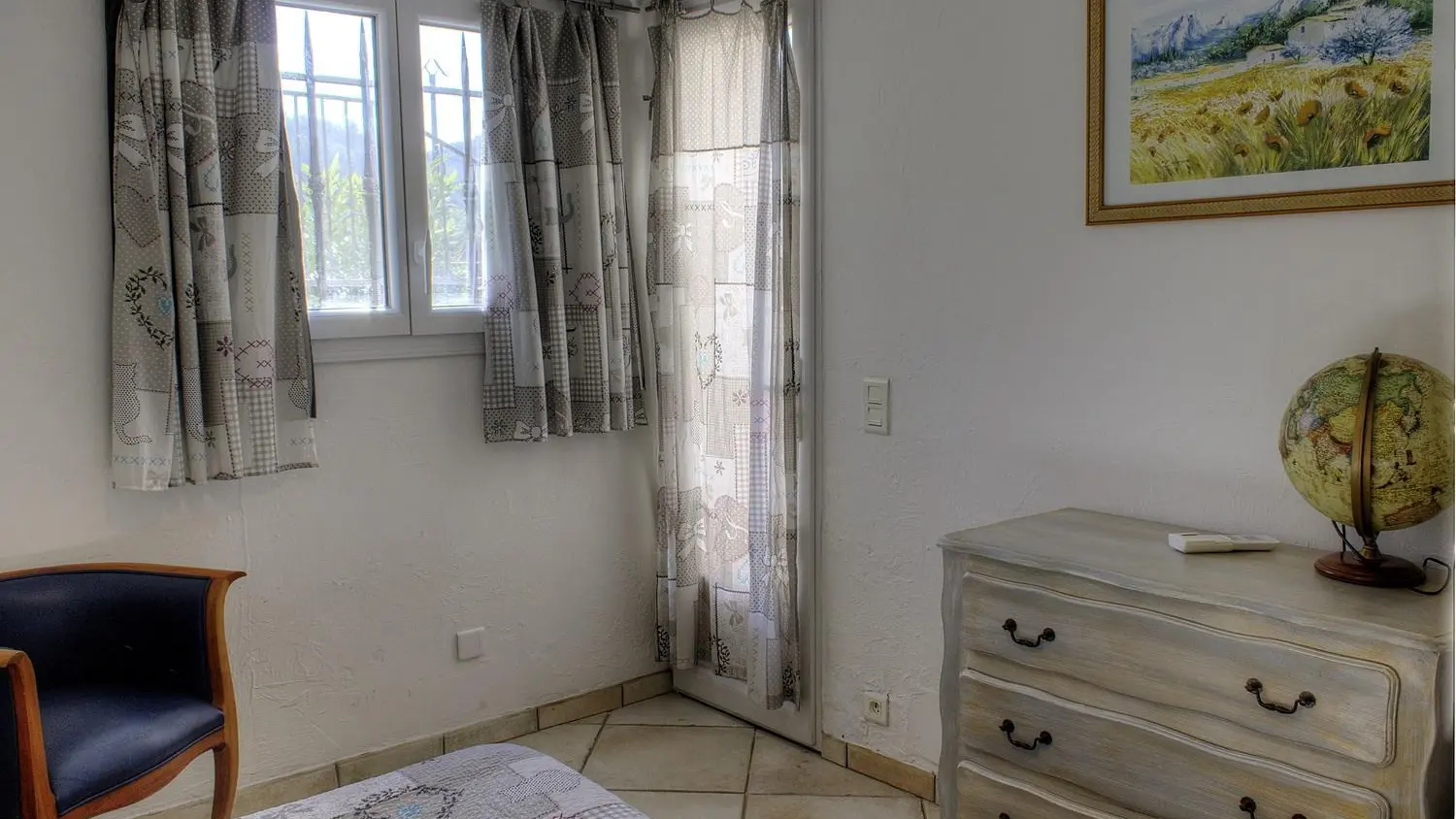 Gîte Le Cabanon-Chambre fenêtre-Auribeau sur Siagne-Gîtes de France Alpes-Maritimes