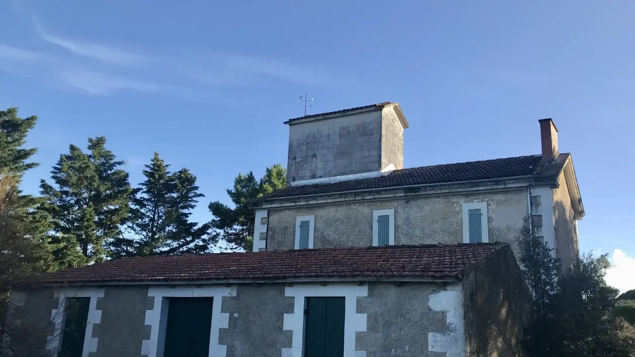 Maison-phare vue depuis l'extérieur