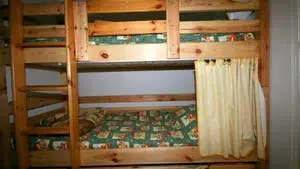 Chambre d'enfants avec lits superposés en bois