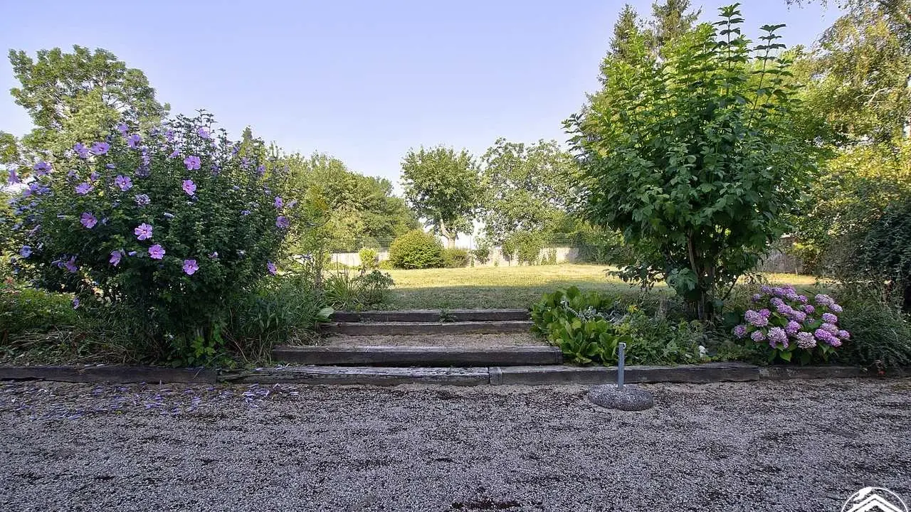 Cour et jardin depuis la cuisine.