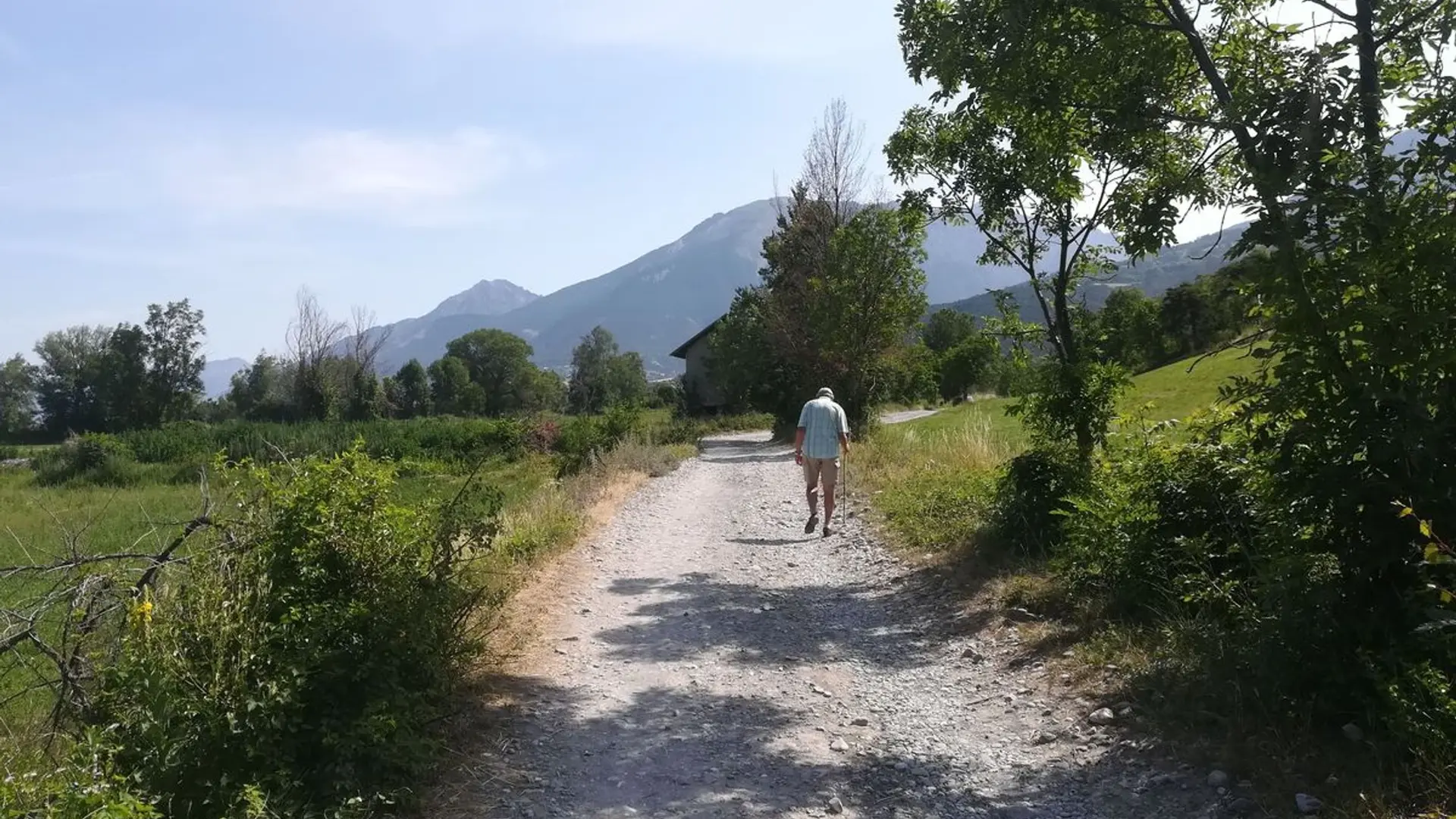 Promeneur sur le sentier de la Boucle de La Mûre