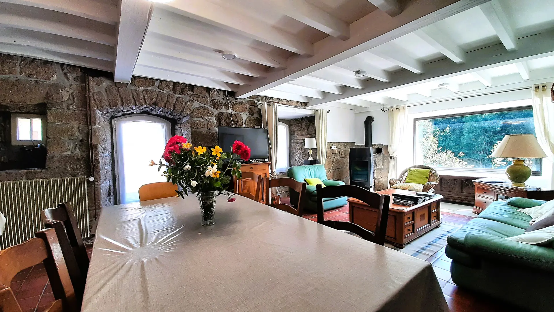 salle à manger et salon (vue en entrant)