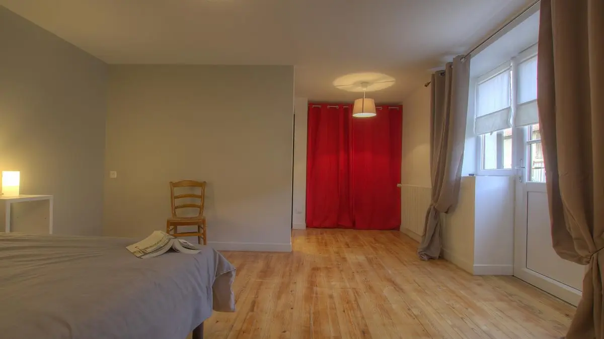 Grâce à son entrée indépendante, vue sur la chambre pour toutes personnes à mobilité réduite.