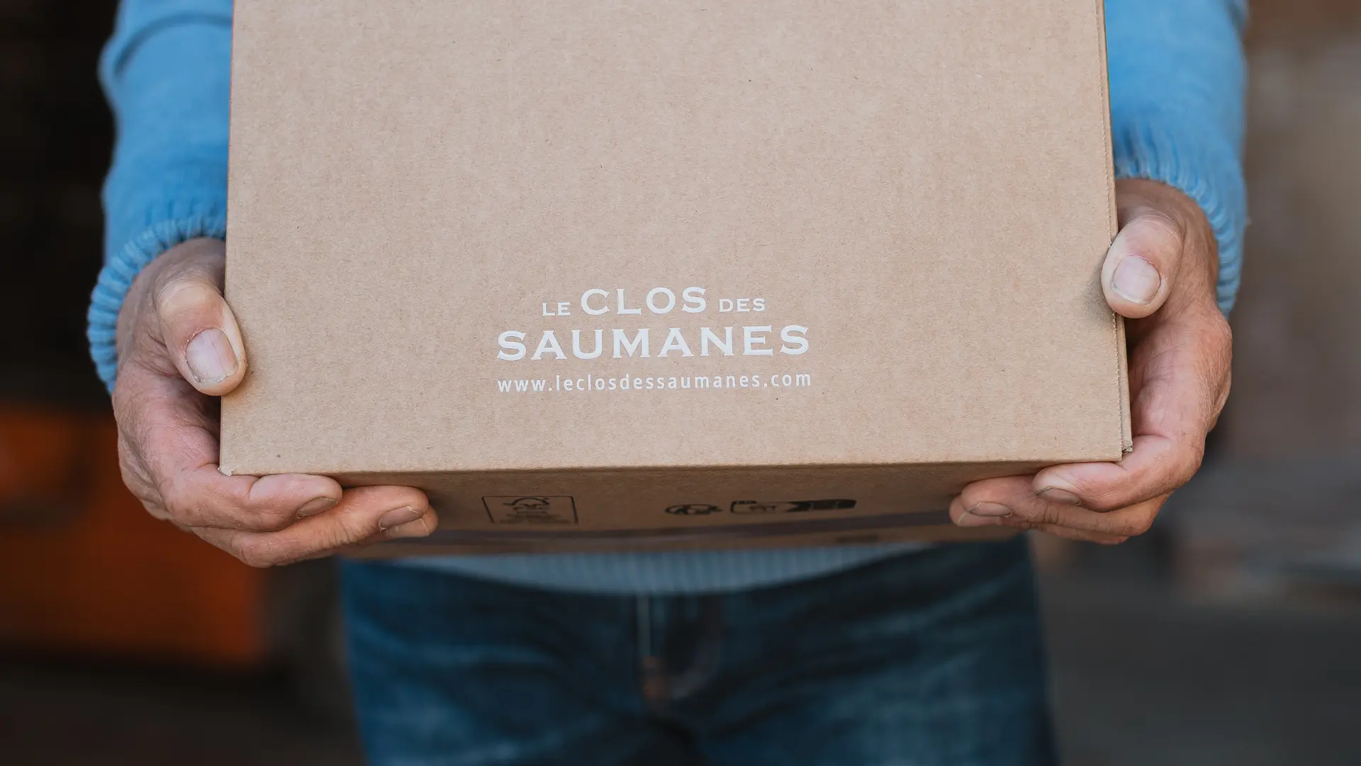 Cartons, emballage du domaine viticole.