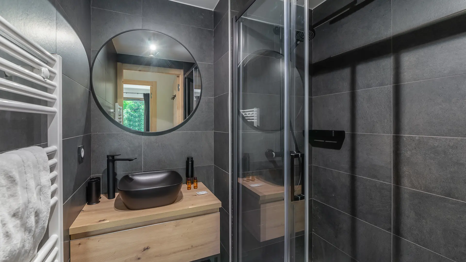 Salle de bains avec douche, vasque et son meuble, sèche serviettes