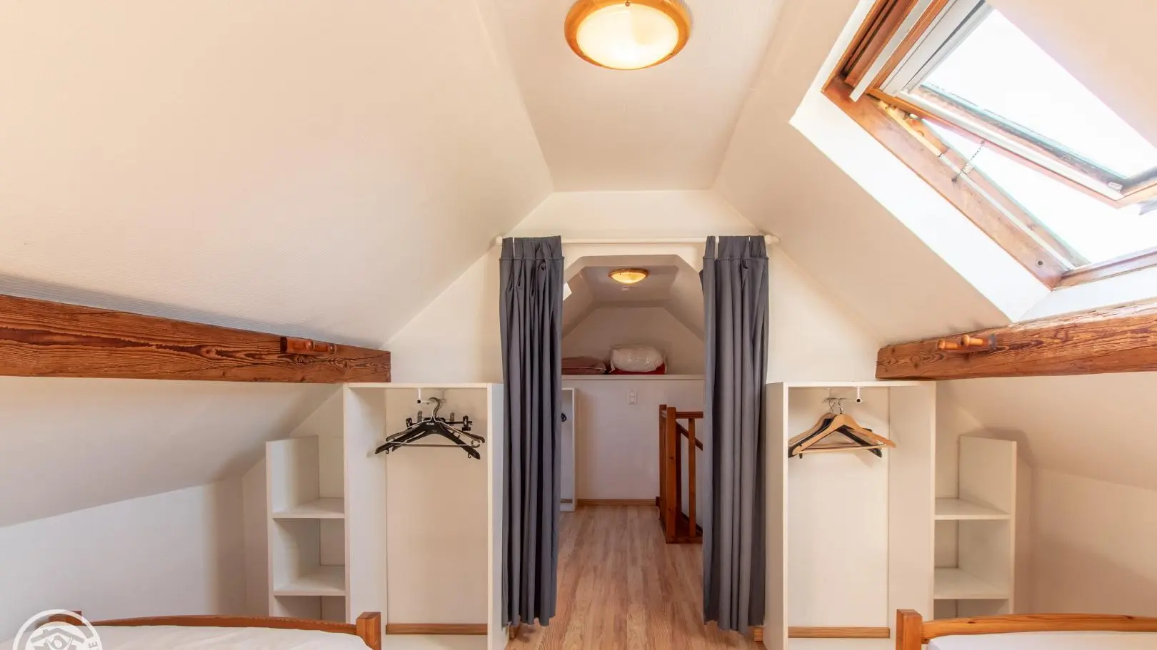 2ème étage - grande chambre séparée en deux espaces par un rideau (espace 2)