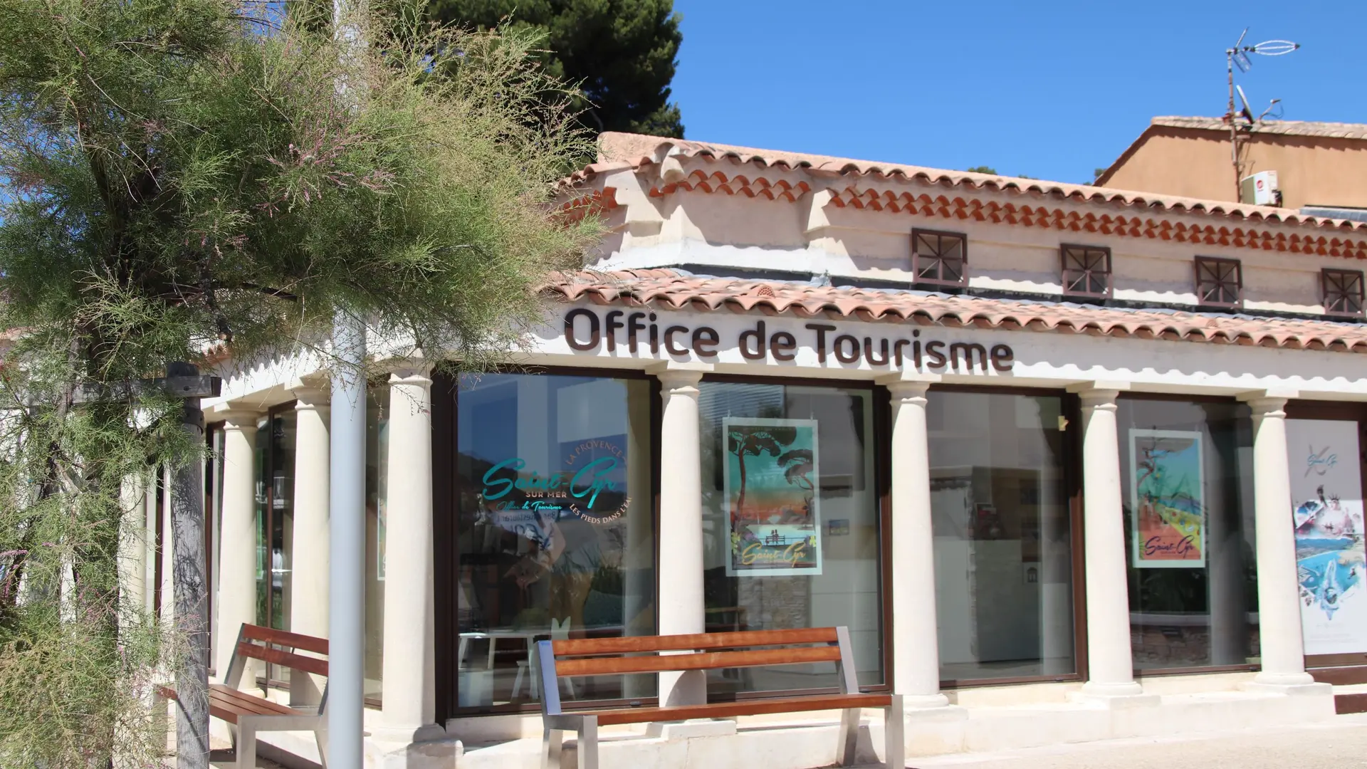 Office de tourisme vu de la place de l'appel du 18 juin