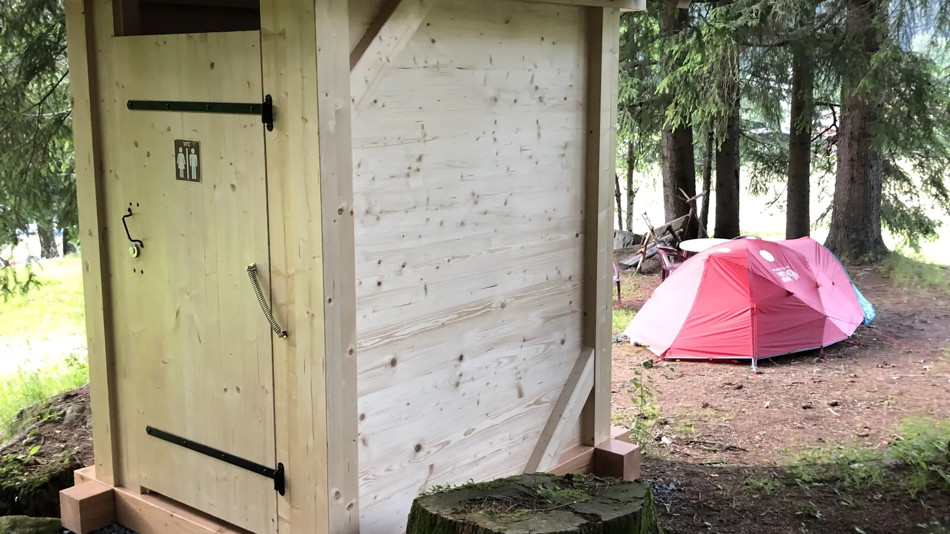 Situées dans le haut du camping