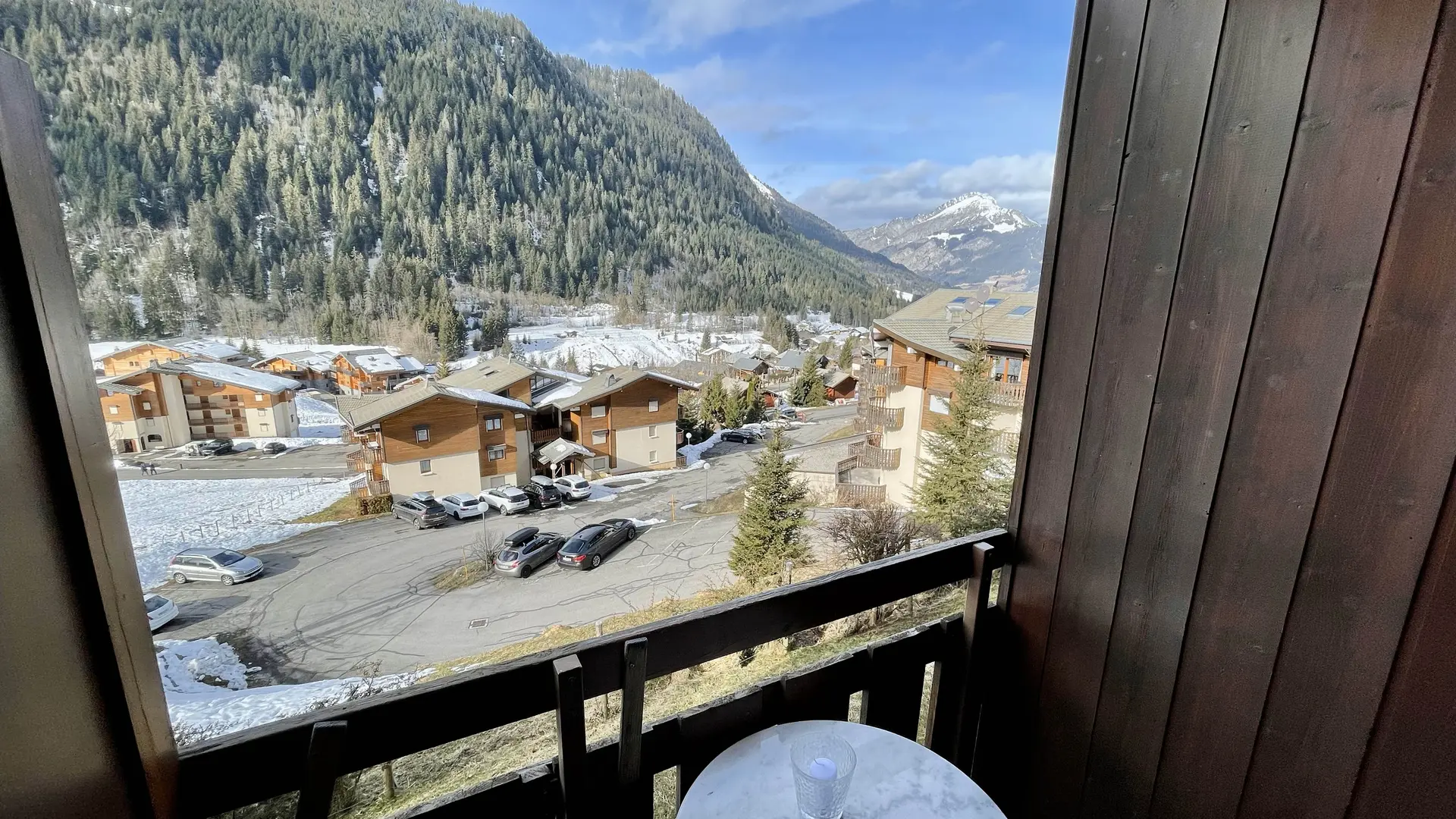 Vue sur le Mt de Grange et la Vallée d'Abondance depuis le balcon en été