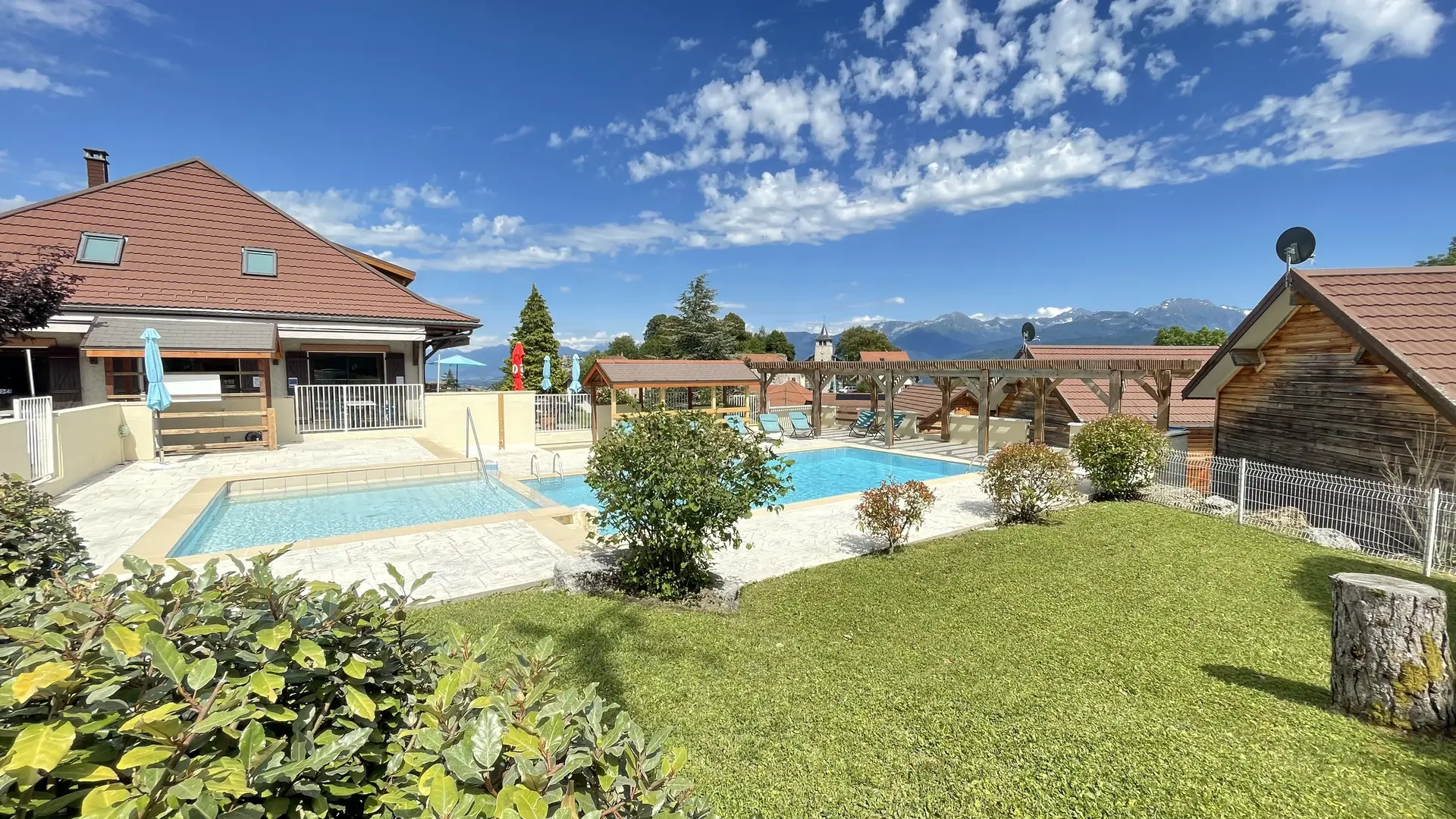 piscine de l'auberge en été