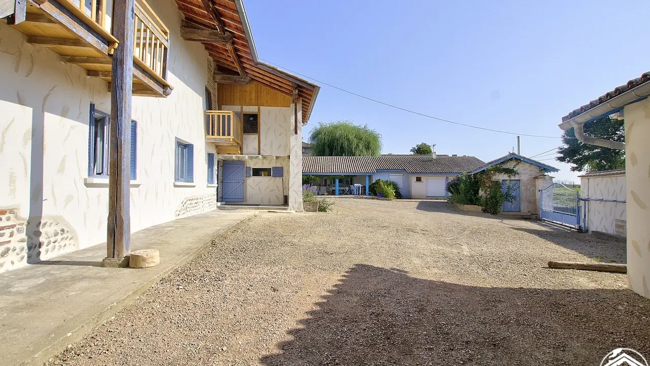 Sur la même propriété : le gite Dany pour 2 personnes et le nouveau gîte le Grand Dany pour 8 personnes. Deux gites indépendants