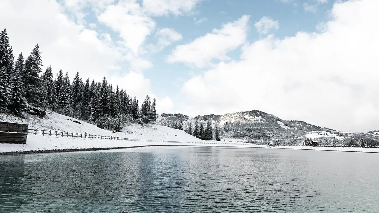 Le lac des Queysets en hiver
