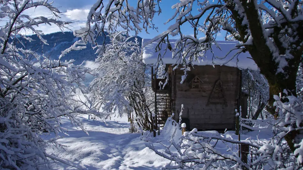 Le grenier dans le jardin en hiver.