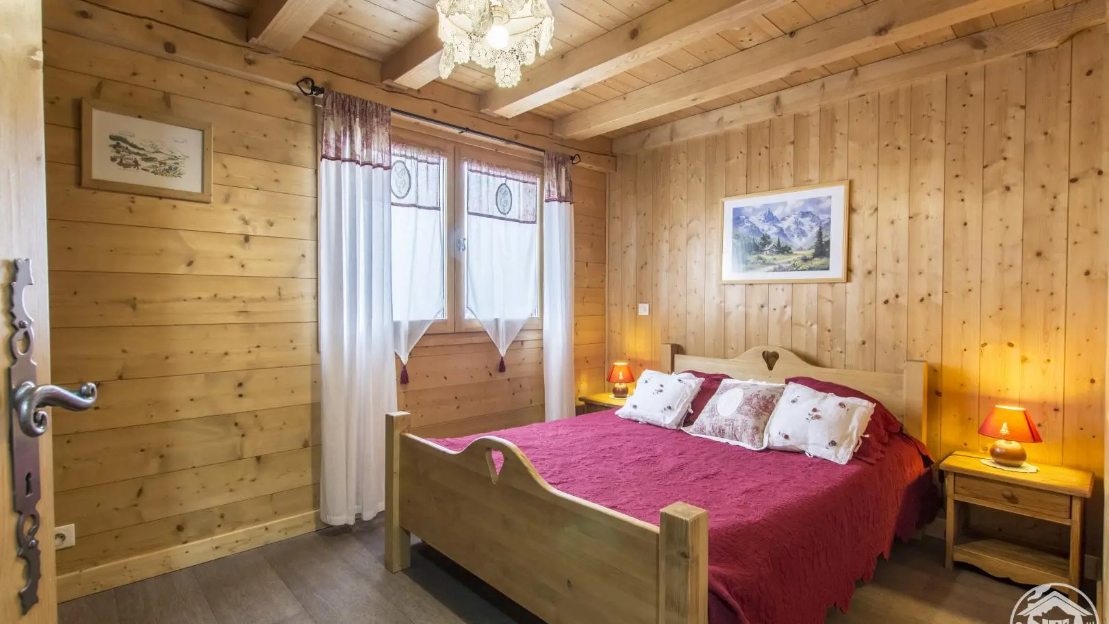 chambre au 1er niveau (au niveau de la salle de séjour et de la salle d'eau)