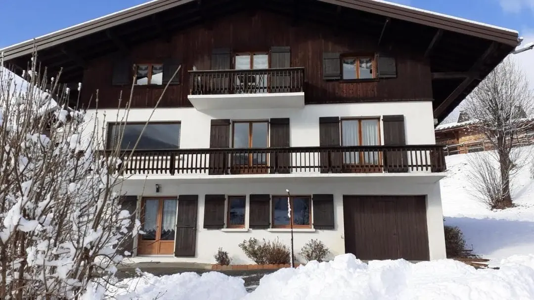 Le gîte est situé en bas à gauche de la maison. Entrée par la porte-fenêtre