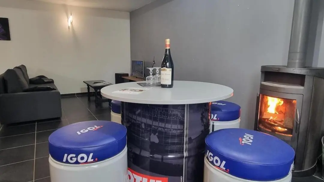 Espace bar avec son poêle à bois.
