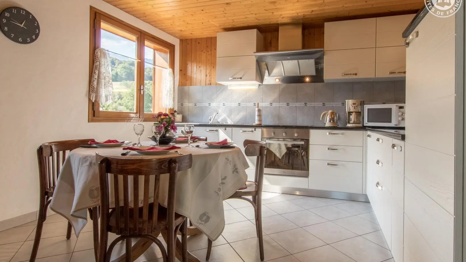 coin repas et vue sur la cuisine