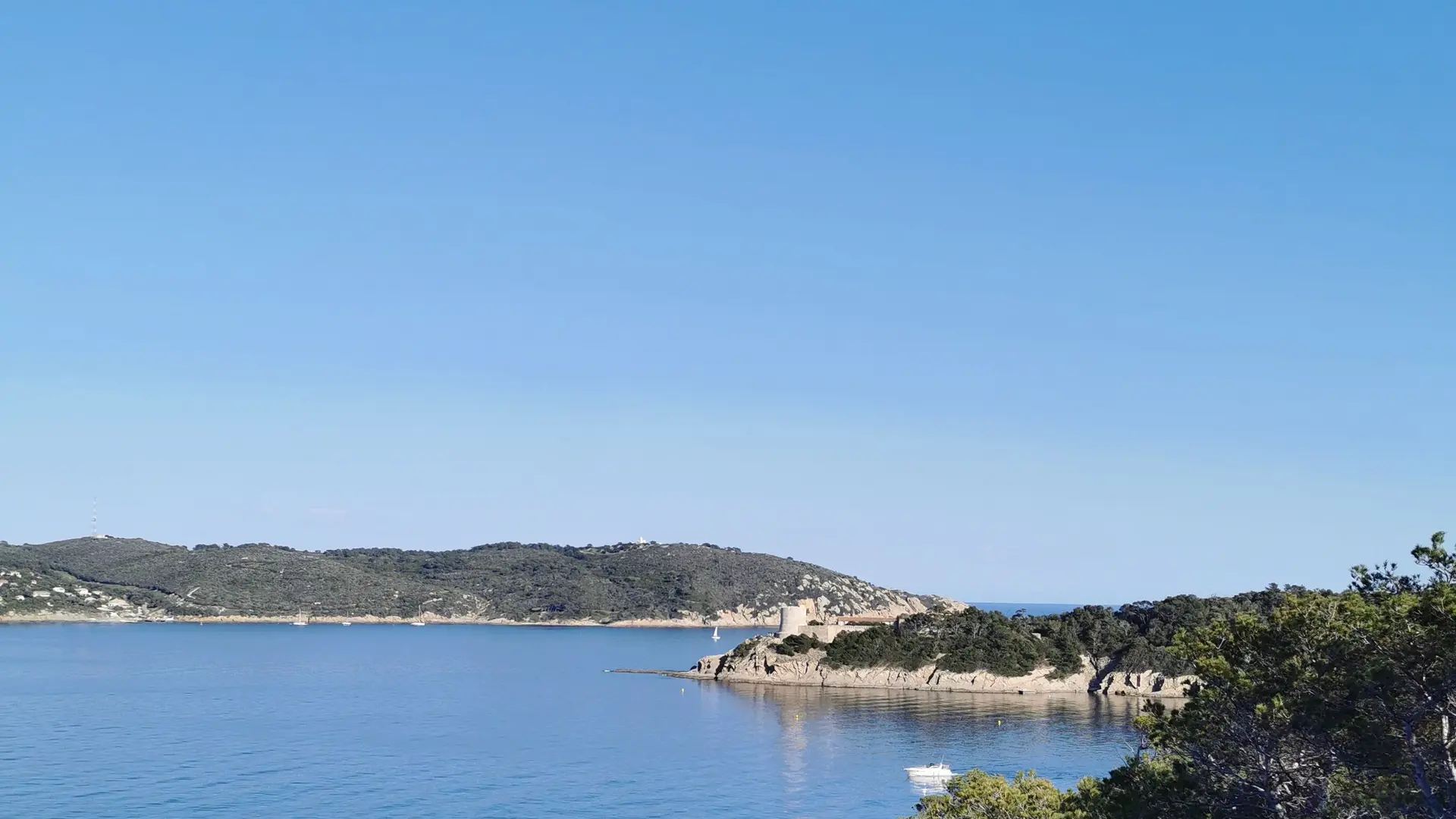 Vue sur le fort de Port Man et l'île du Levant
