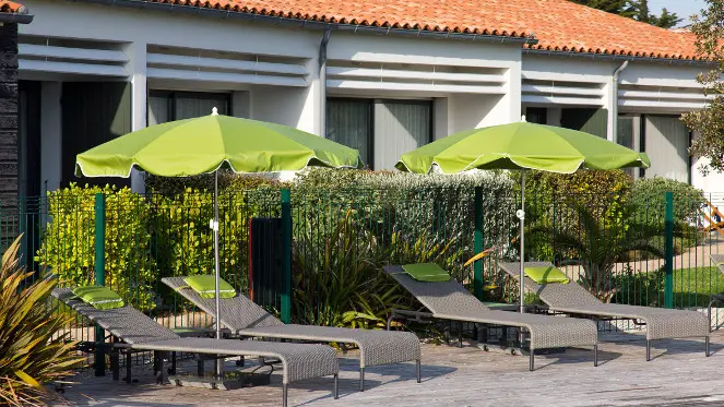 Transats de la piscine