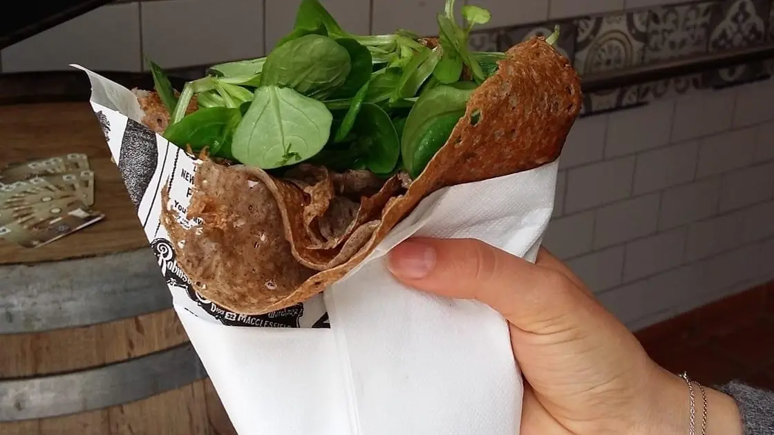 Queso de cabra con miel y lechuga