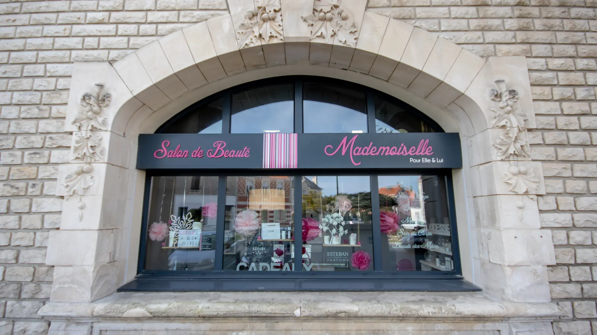 Salon Mademoiselle Extérieur Façade