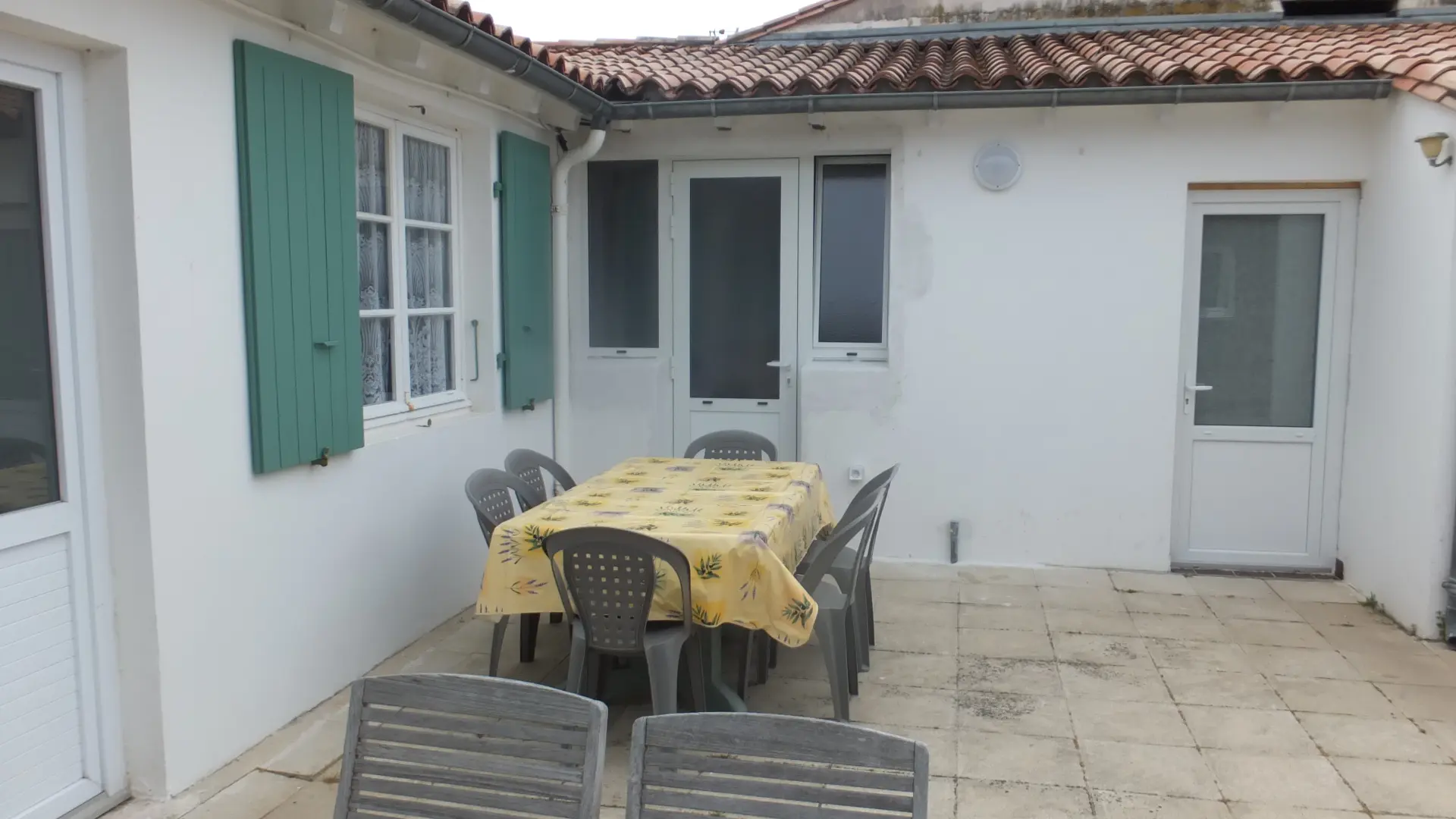 Terrasse et table de jardin