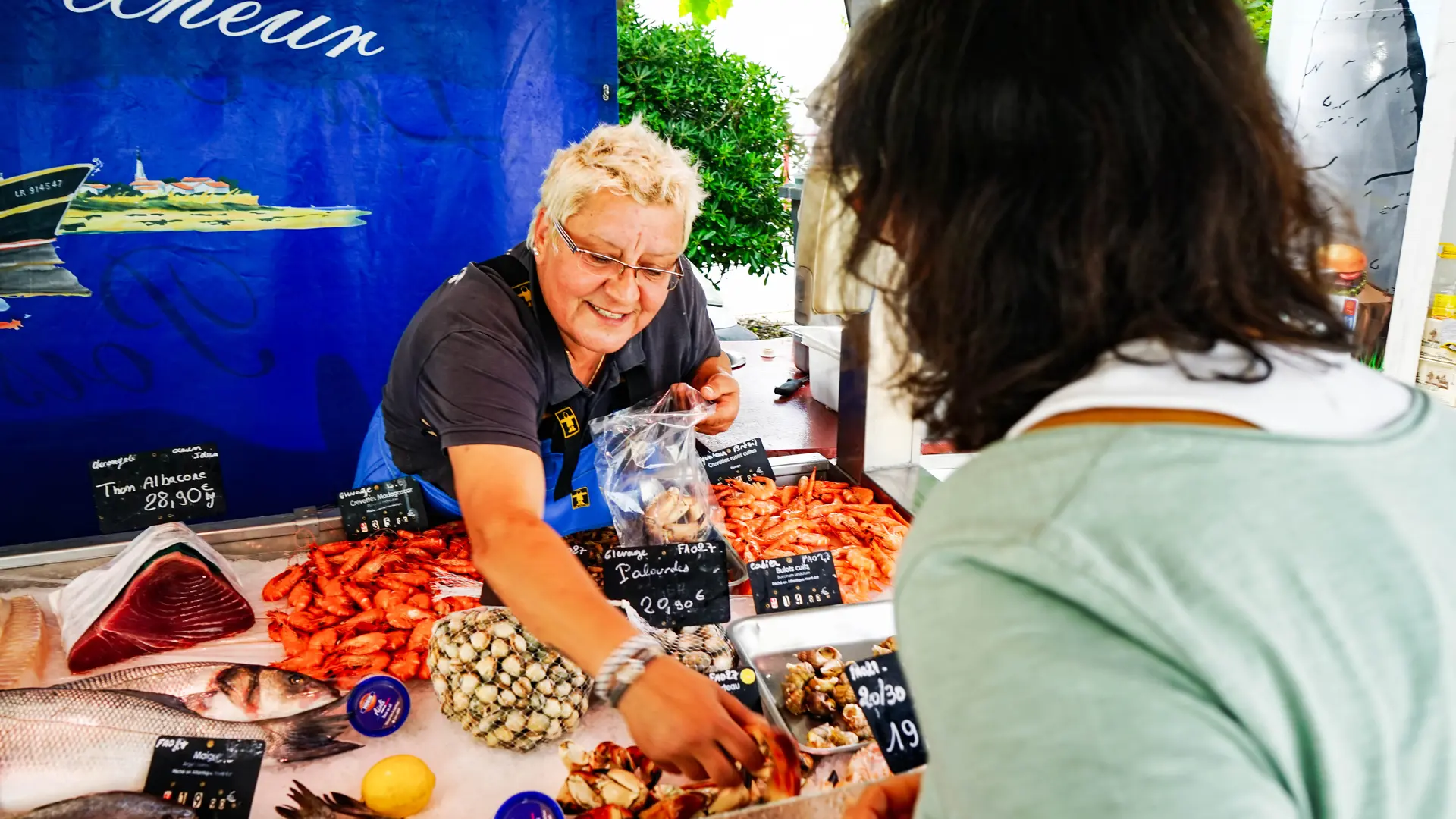 L'étale de poissons de La Fiancée du Pêcheur gérée par Isabelle sur le marché de St Clément, un incontournable à ne pas manquer