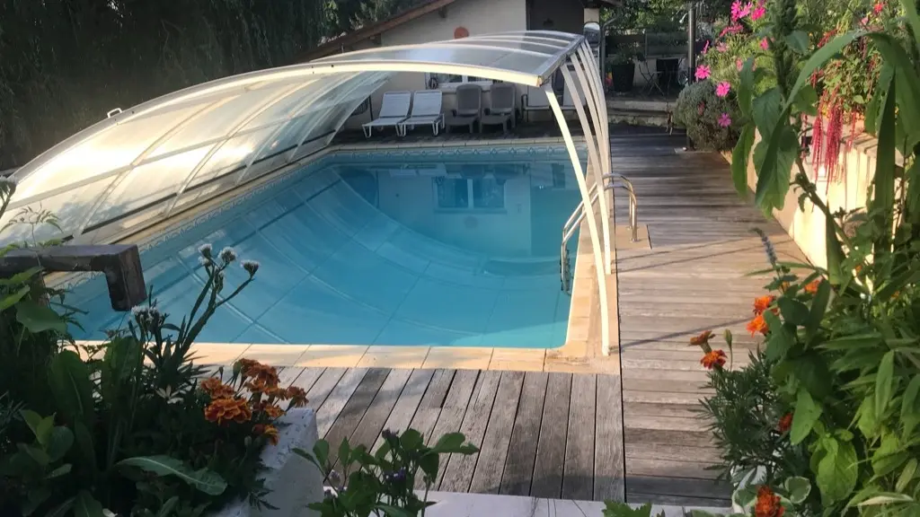La piscine commune aux deux gîtes.