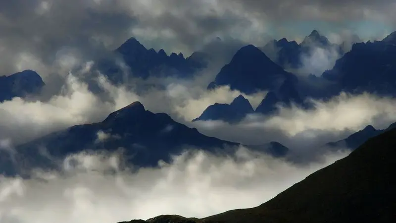 Randonnée Stura. Val Stura, Val Gesso et Tinée, Sommets émergeants d'une mer de nuages. Entre Alpi Marittime et Mercantour.