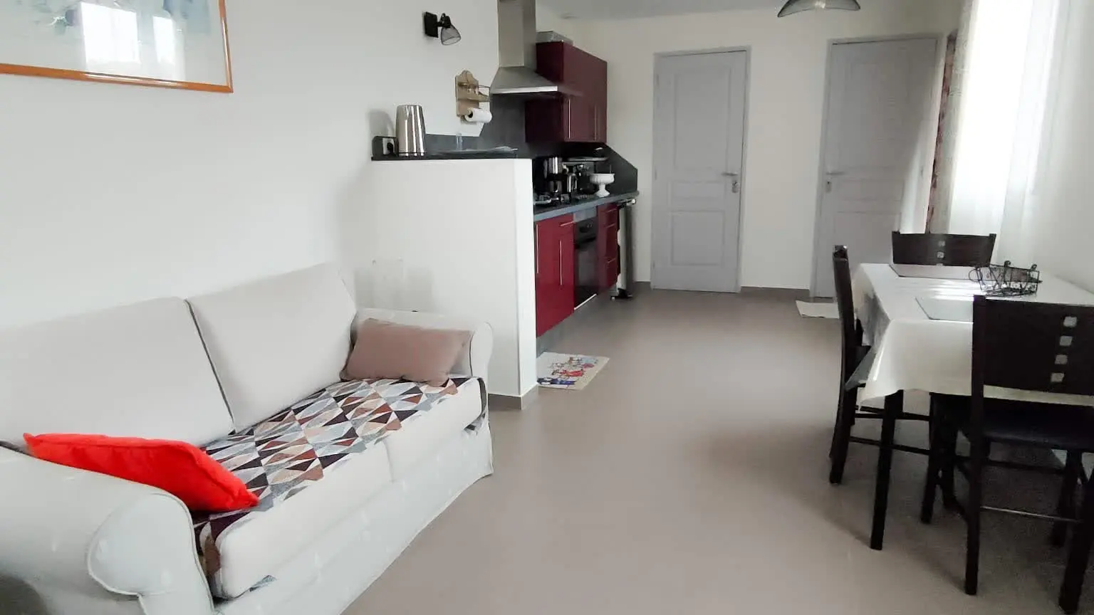 Table à manger pour partager les repas dans une ambiance claire et accueillante.