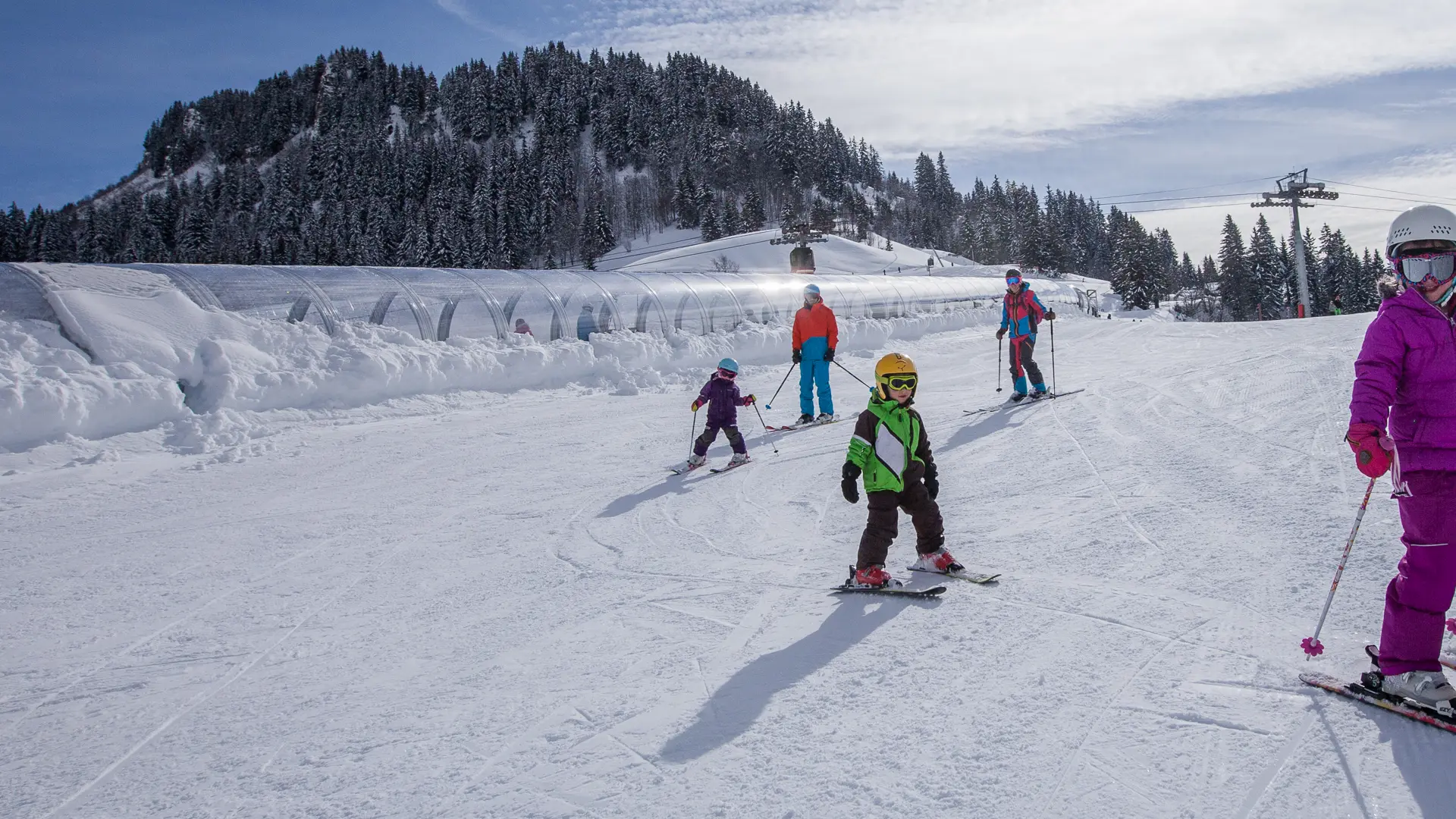 Un groupe débutants sur l'espace débutant du Grand-Bornand