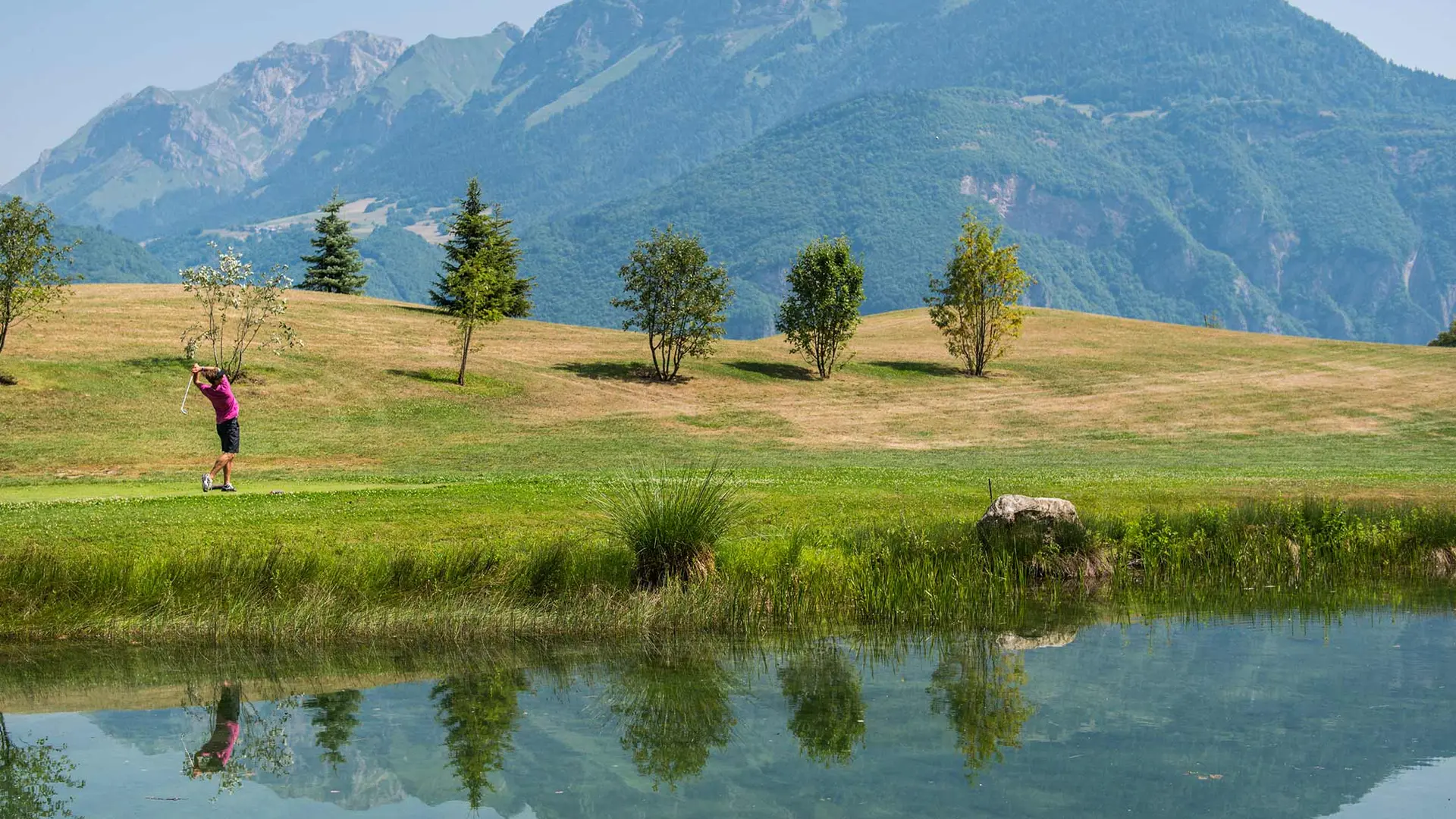 vue générale avec plan d'eau
