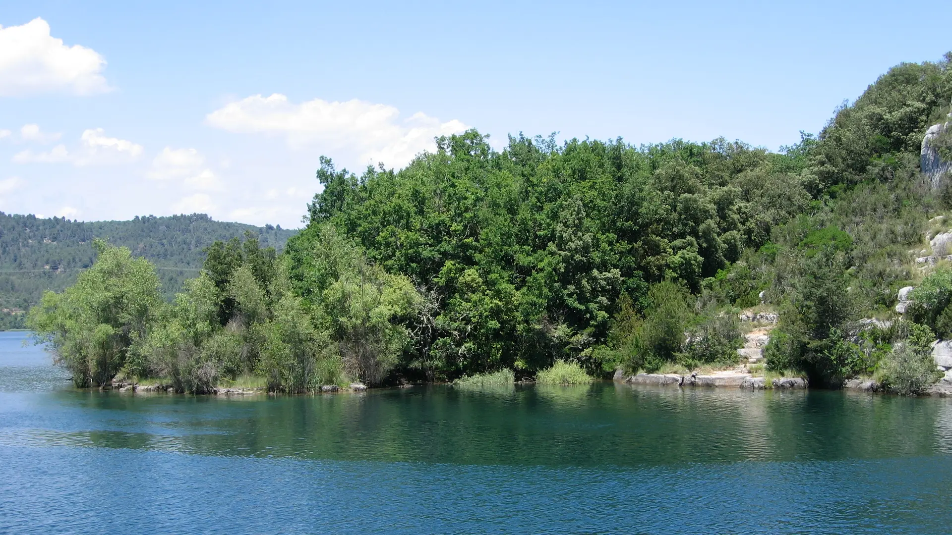 Passage au bord du lac de Montpezat
