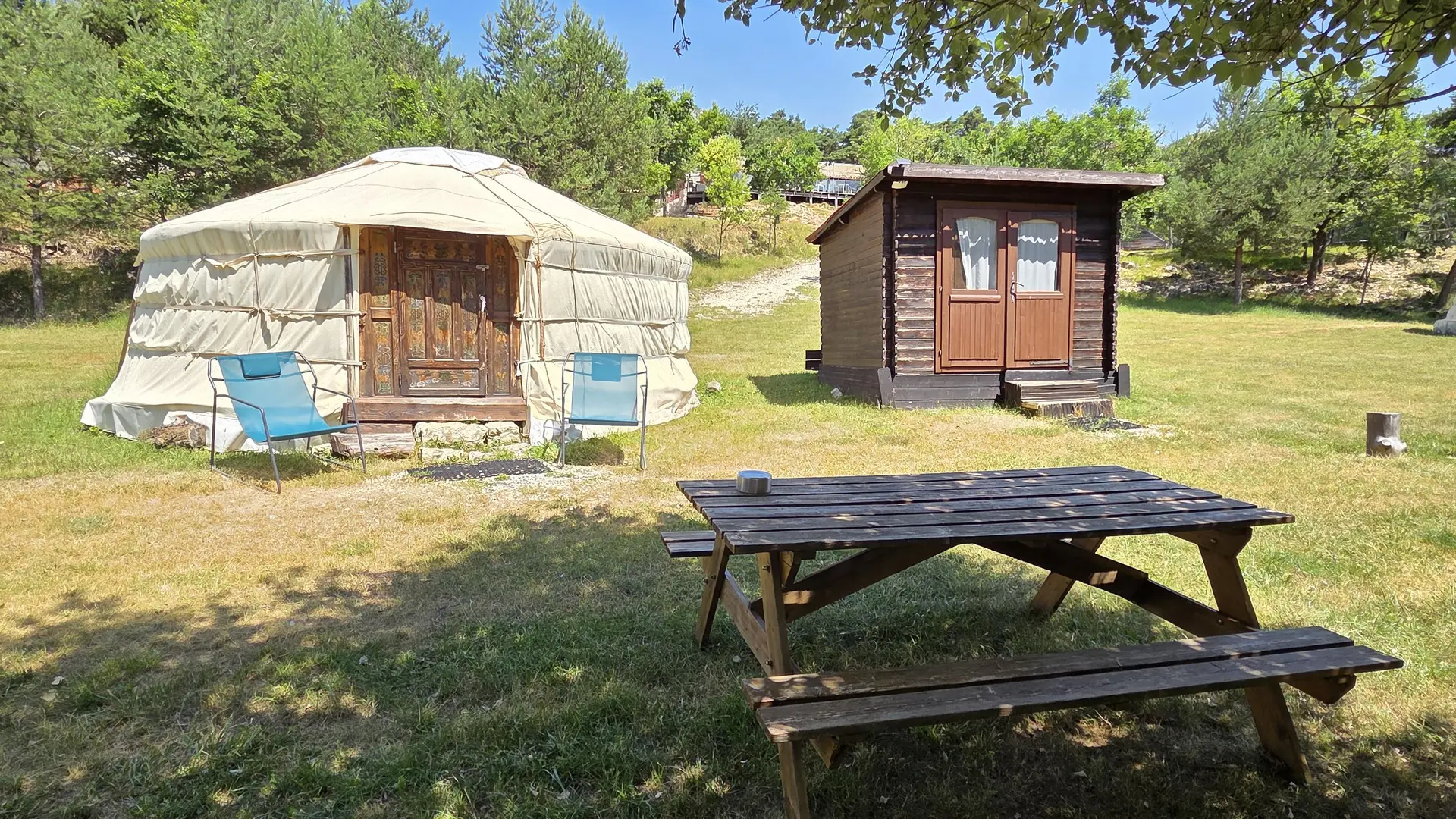 yourte et sanitaires privatifs