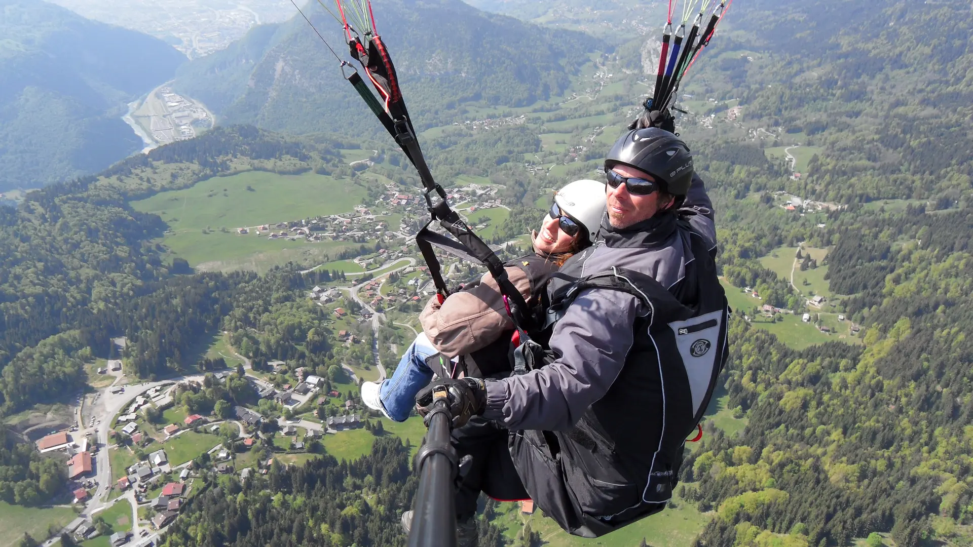 Vol biplace au-dessus du village des Carroz d'Arâches en été