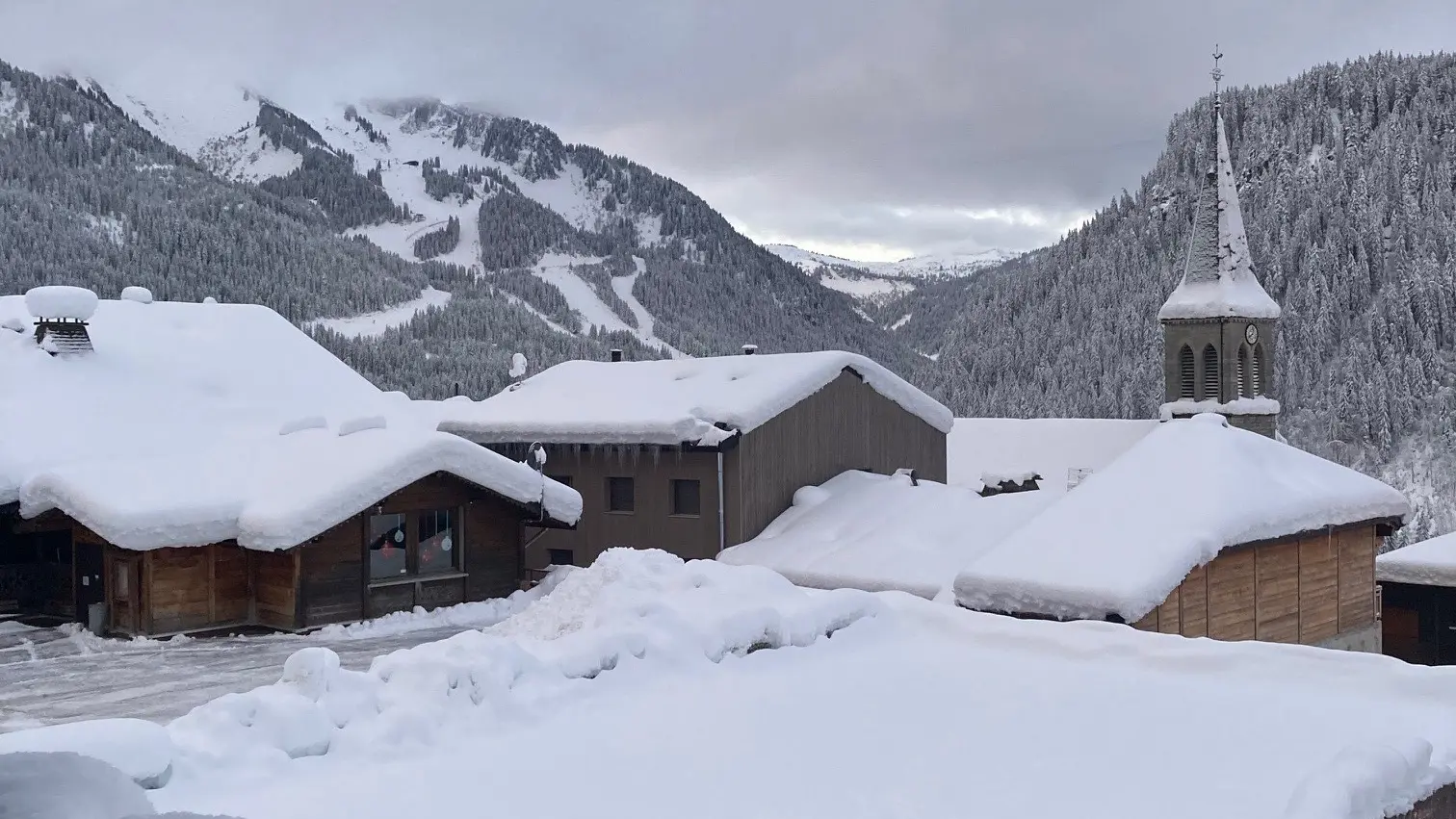 Vue du chalet en hiver