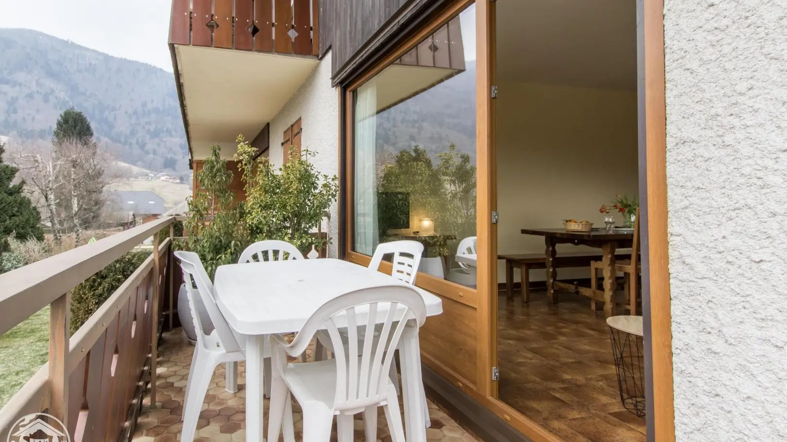 balcon avec salon de jardin