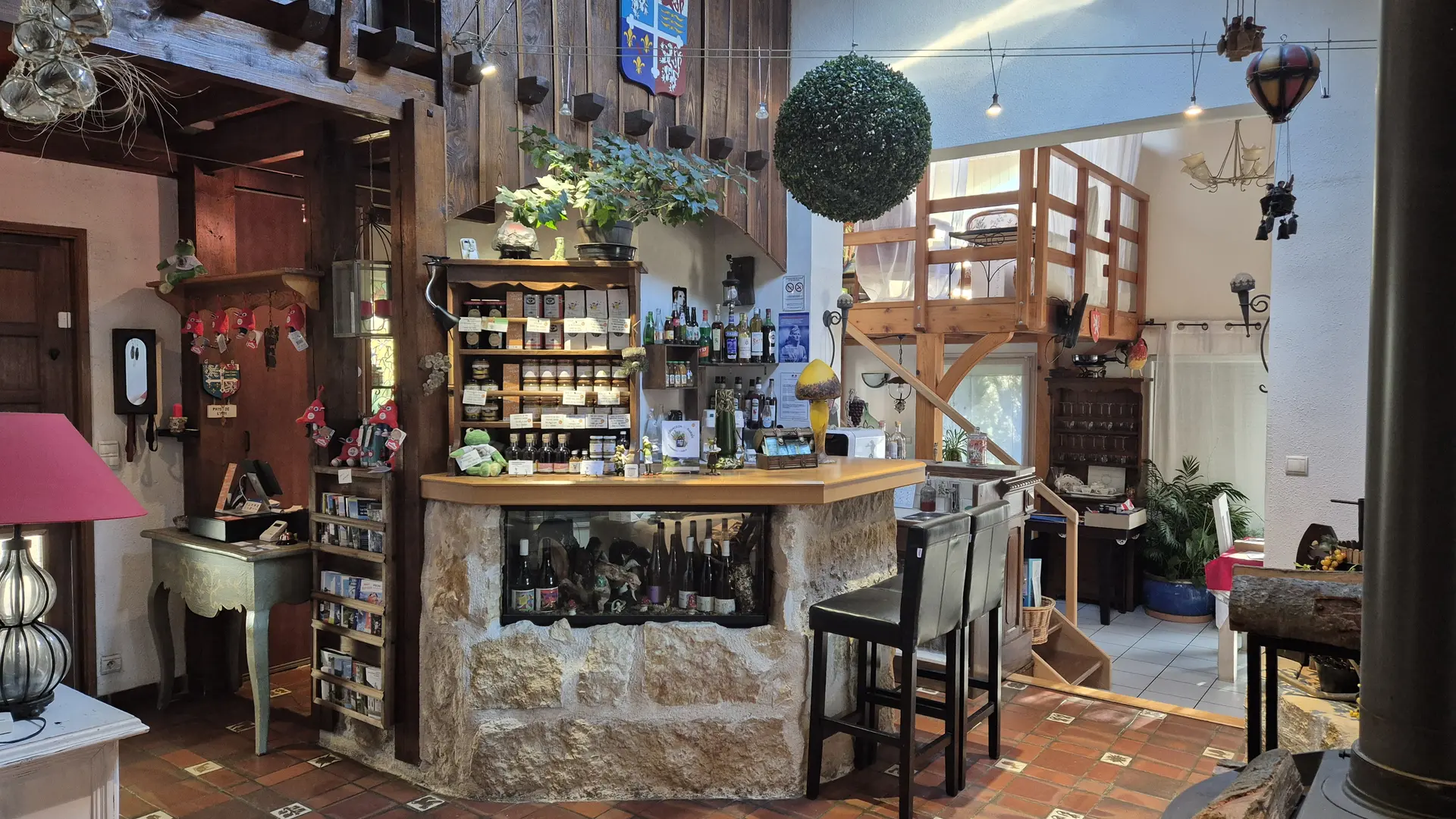 L'accueil avec son espace infos, sa boutique & son débit de boissons