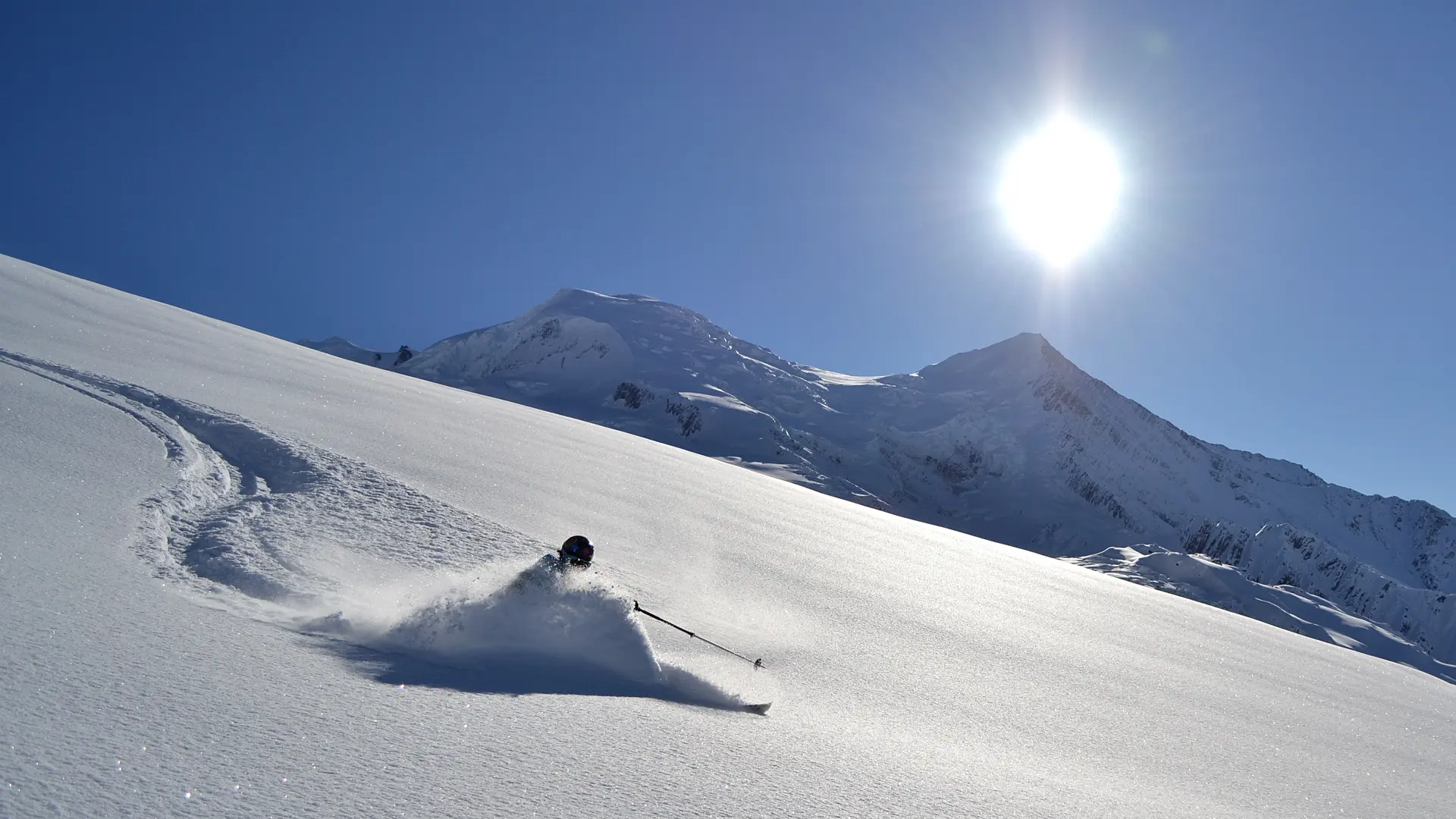 Skieur faisant sa trace dans une neige immaculée - La Grave