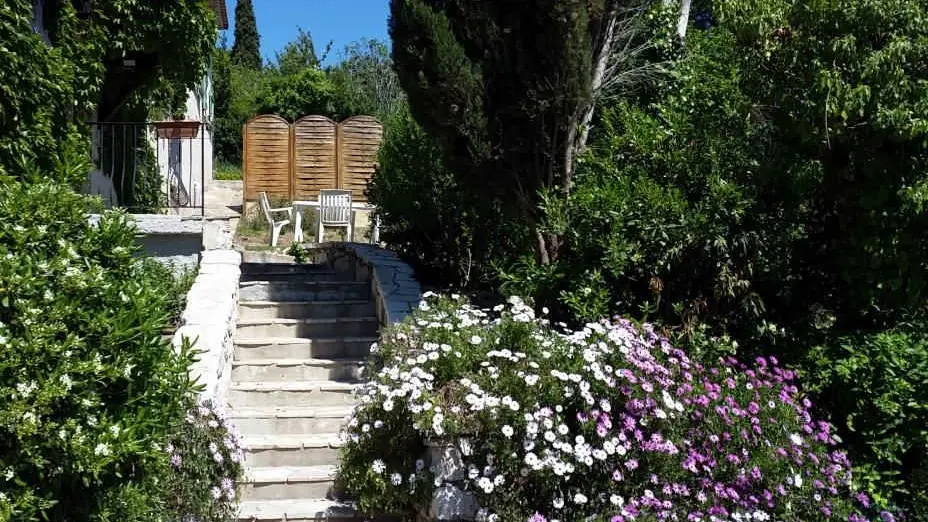 Gîtes des Campons-Escaliers d'accès au gîte-La Colle sur Loup-Gîtes de France Alpes-Maritimes.