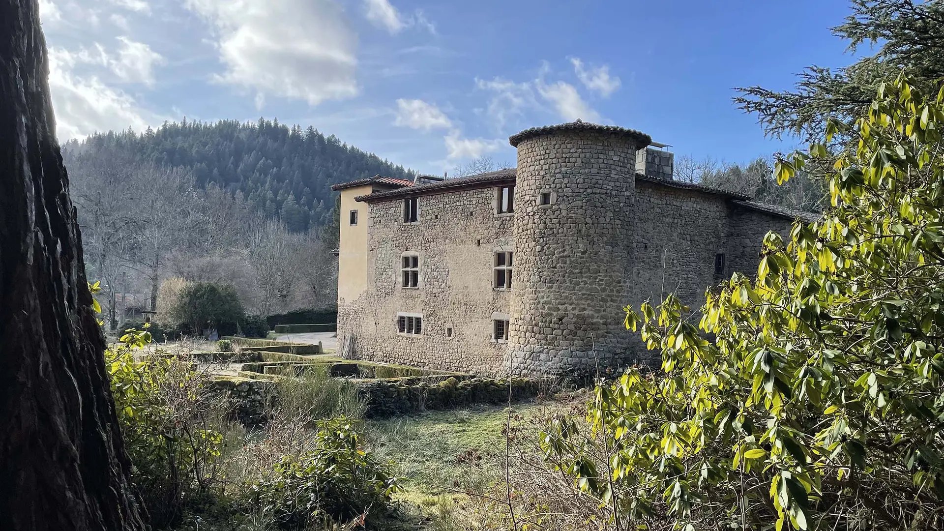 Vue sur la tour du 12e s. et la façade 16e s.