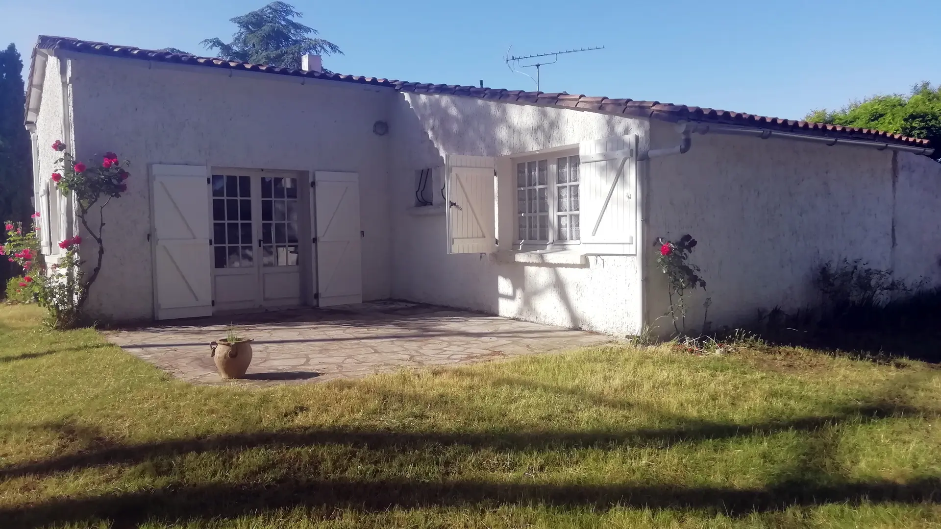 Terrasse à l'avant de la maison