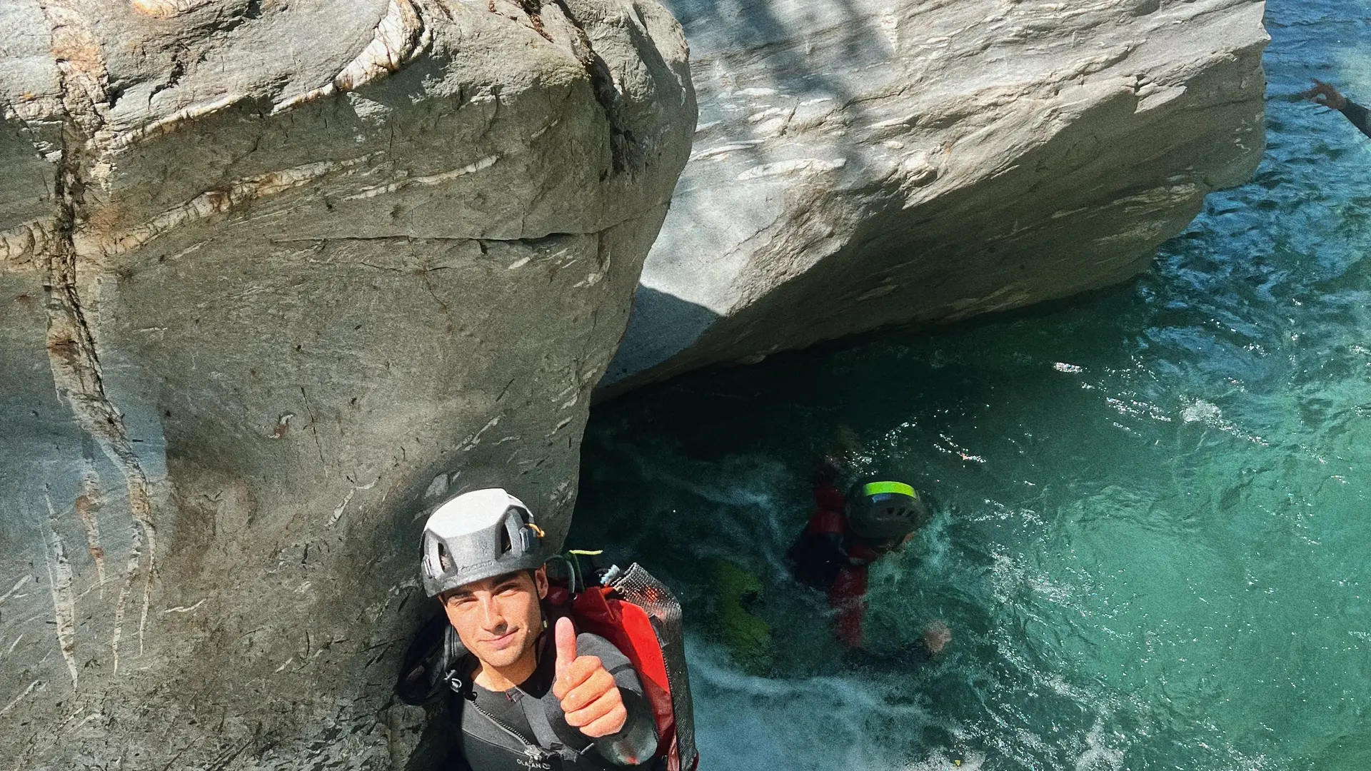 Canyoniste se tenant équilibre à Eau rousse