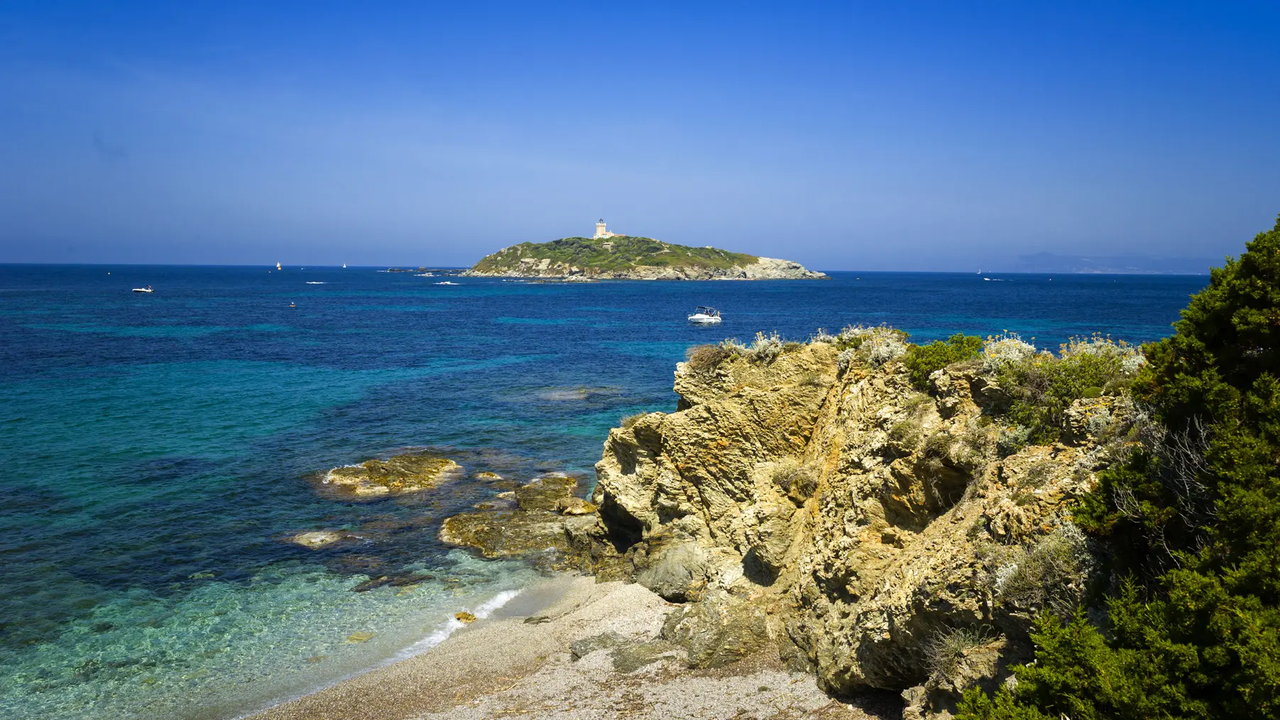 face à l'île du Rouveau