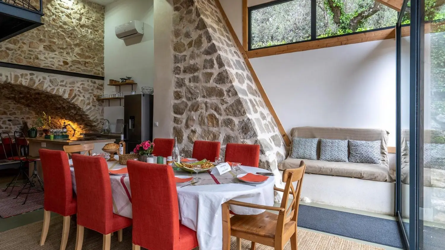 Espace repas Mas d'Osmeea (8 pers.) à Roquefort les Pins Gîtes de France Alpes-Maritimes